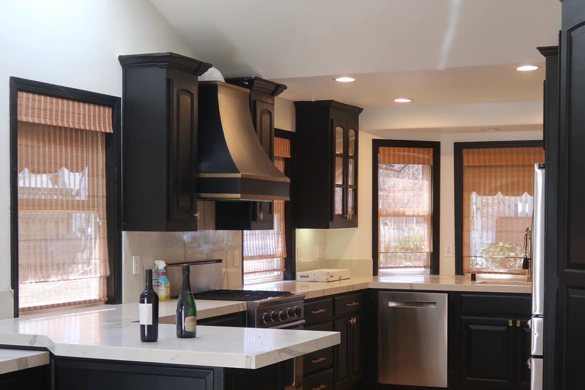 Bold Elegance: Black Kitchen Cabinets & White Countertops